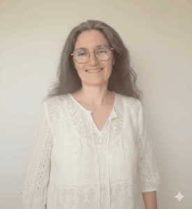 Line Delbosc, thérapeute énergétique et coach à Montrabé près de Toulouse, fondatrice de Respect et Bien-être, portrait souriant en blouse blanche.